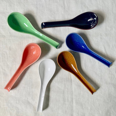 All 6 colors of renge ramen spoons: clockwise from top, black, blue brown white, pink and green.
