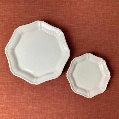 2 sizes of Kata Kutani octabonal plates: medium (left), small (right).