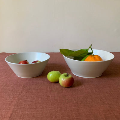 2 sizes of TOH recycled ceramic soup bowl in natural with fruits: 6" with 2 small apples (left), 7" with an orange, and 2 apples sitting between two bowls.